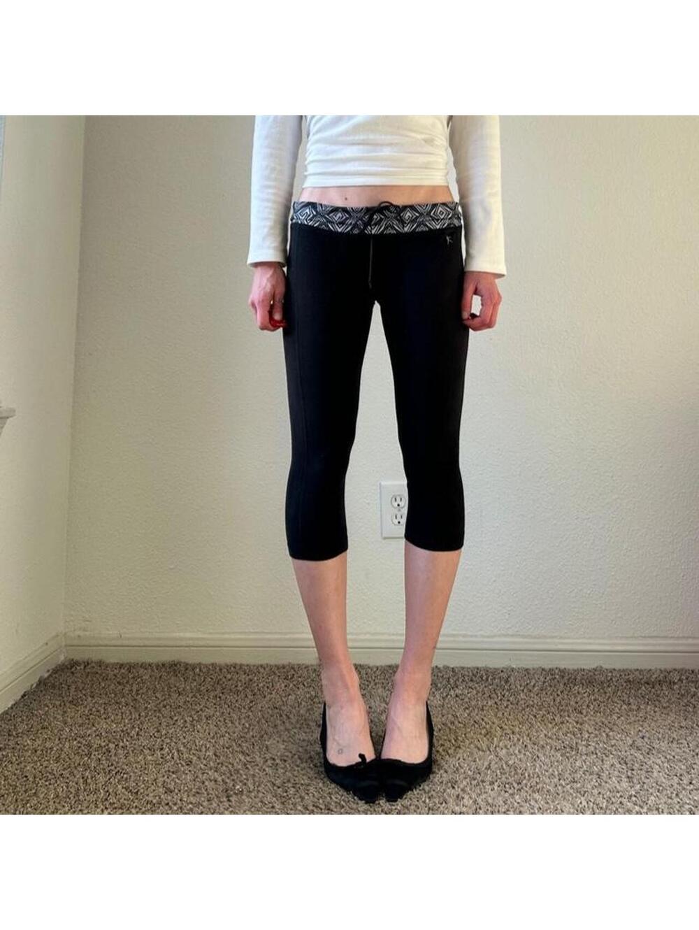 Vintage y2k low rise skinny leg black and white athletic wear cropped capris